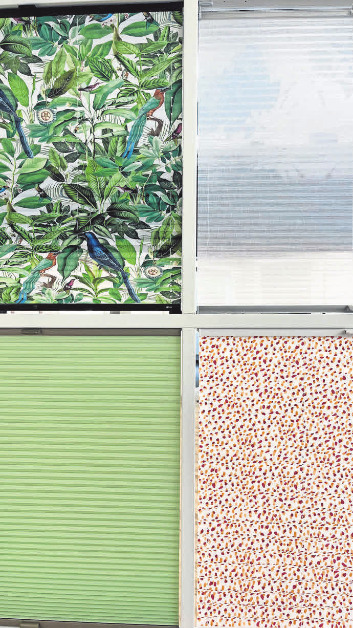 Plissees zum Verlieben: Naturtöne, florale Muster, beruhigende Blättermotive oder Ton in Ton mit der Raumfarbe - bei Plisseelfach gibt es eine große Auswahl an Stoffen für Fensterdekorationen.