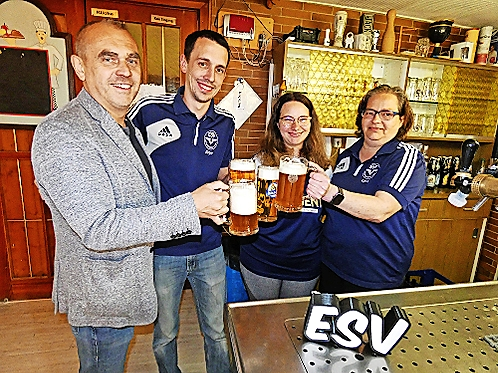 Der Bieranstich mit Bürgermeister Alexander Wunderlich und den Organisatoren des Kerwa-Teams von links Alexander Wunderlich, Stefan Hahn, Christine Hübner und Karin Hübner. FOTO: REI.