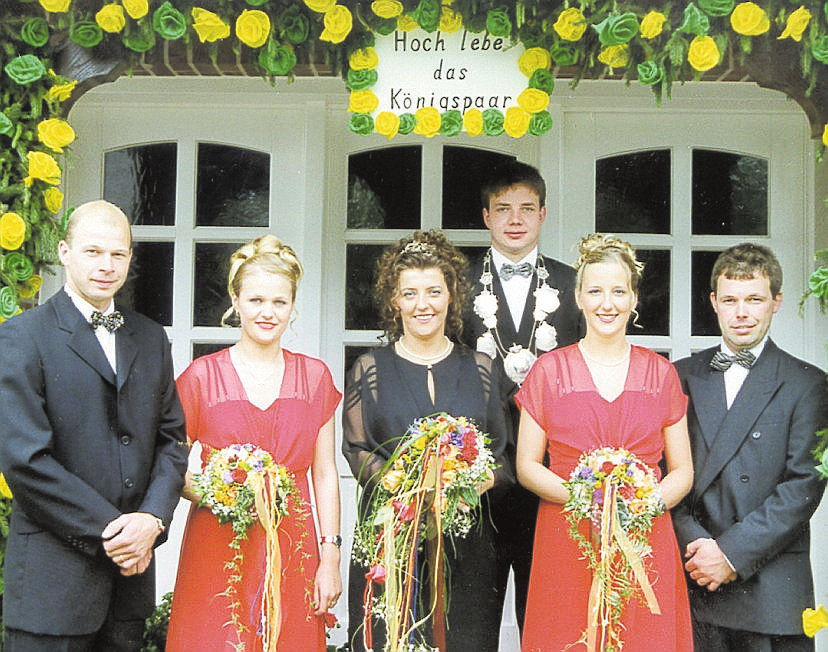 Das Königspaar vor 25 Jahren. Silbernes Thronjubiläum feiert in diesem Jahr das Königspaar Berthold Elkemann und Elke Rörick (Mitte).