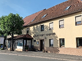 Die Bilder zeigen die Gastwirtschaft und die Metzgerei, die freundlichen Gasträume sowie den urgemütlichen Biergarten in Rothwind. FOTOS: PR