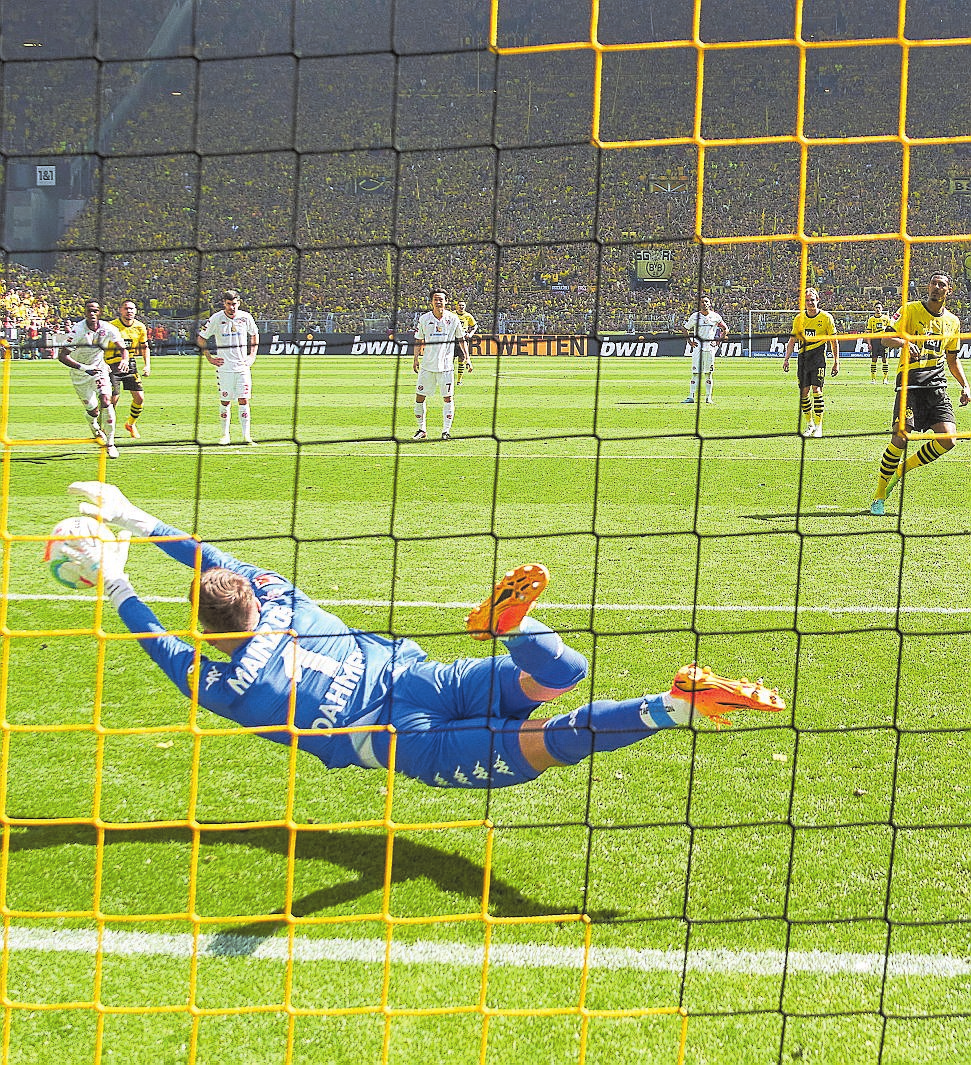 Der schwach geschossene Elfmeter von Sebastien Haller war die entscheidende Szene. 05-Keeper Fynn Dahmen parierte mühelos. FOTO IMAGO