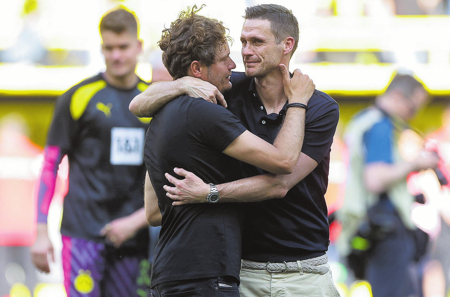 BVB-Trainer Edin Terzic und Sportdirektor Sebastian Kehl nahmen sich in den Arm. FOTO IMAGO