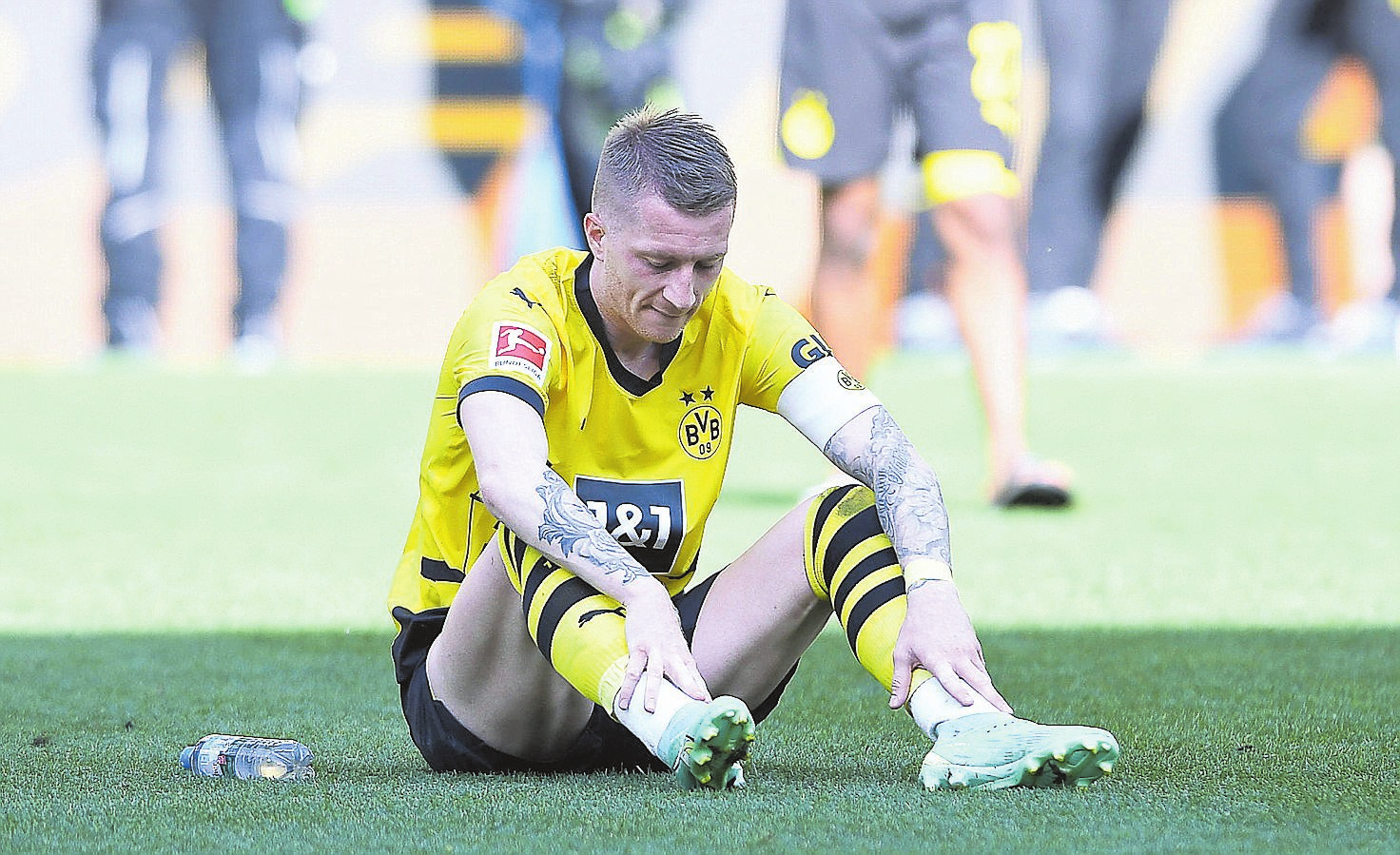 Jude Bellingham wird nach Abpfiff von den BVB-Fans getröstet. FOTO IMAGO