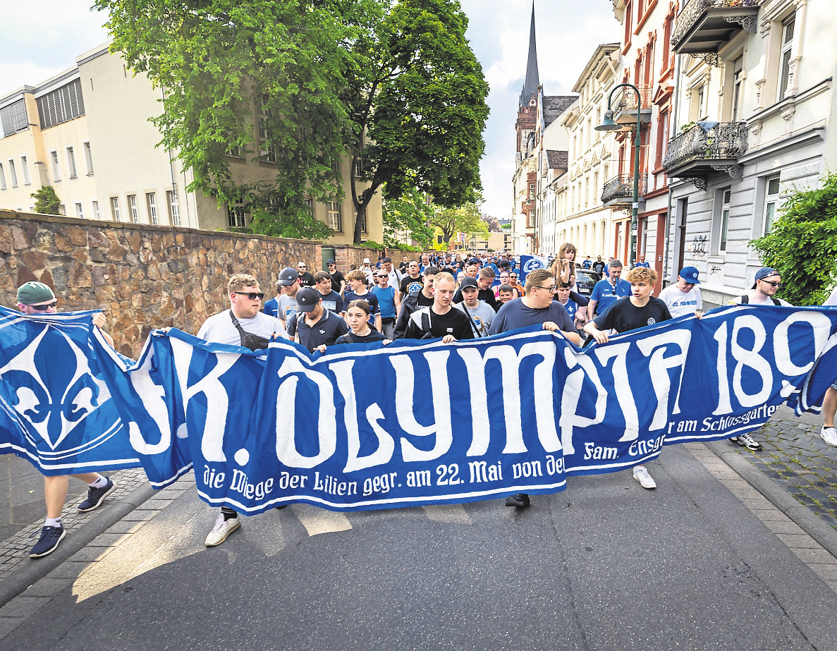 Fanmarsch zur Enthüllung der Gedenktafel. Die Verbundenheit der Fans mit den Werten des SV Darmstadt 98 ist riesig und hat auch auf sozialer Ebene Vorbildcharakter für die 1. Liga. Foto: Sascha Lotz