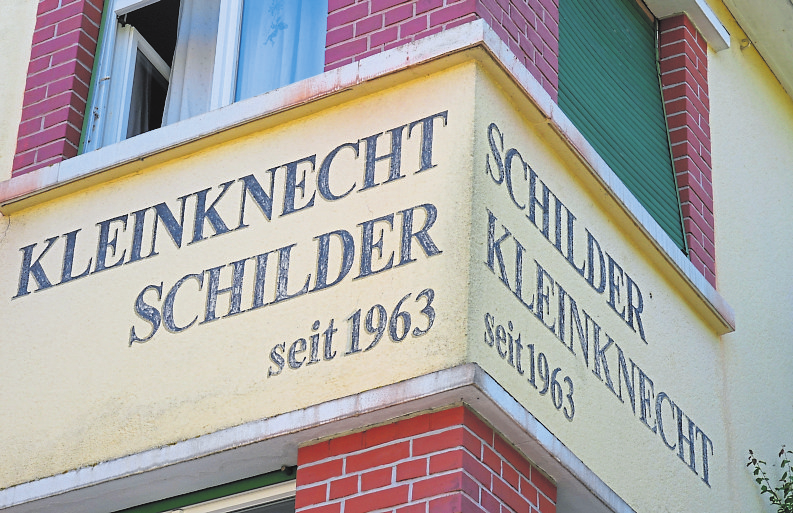 Wulf Kleinknecht eröffnete am 27. Mai 1963 die erste Alzeyer Schilderprägerei. Fotos: Boris Korpak/pakalski-press