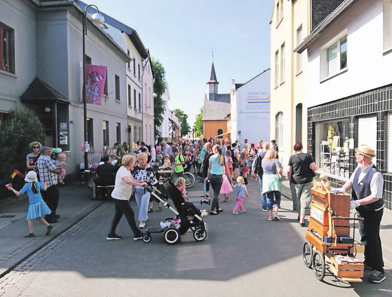 Spiele, Attraktionen, Musik und natürlich Speis und Trank - hier ist alles geboten, was ein rundes Stadtteilfest ausmacht.