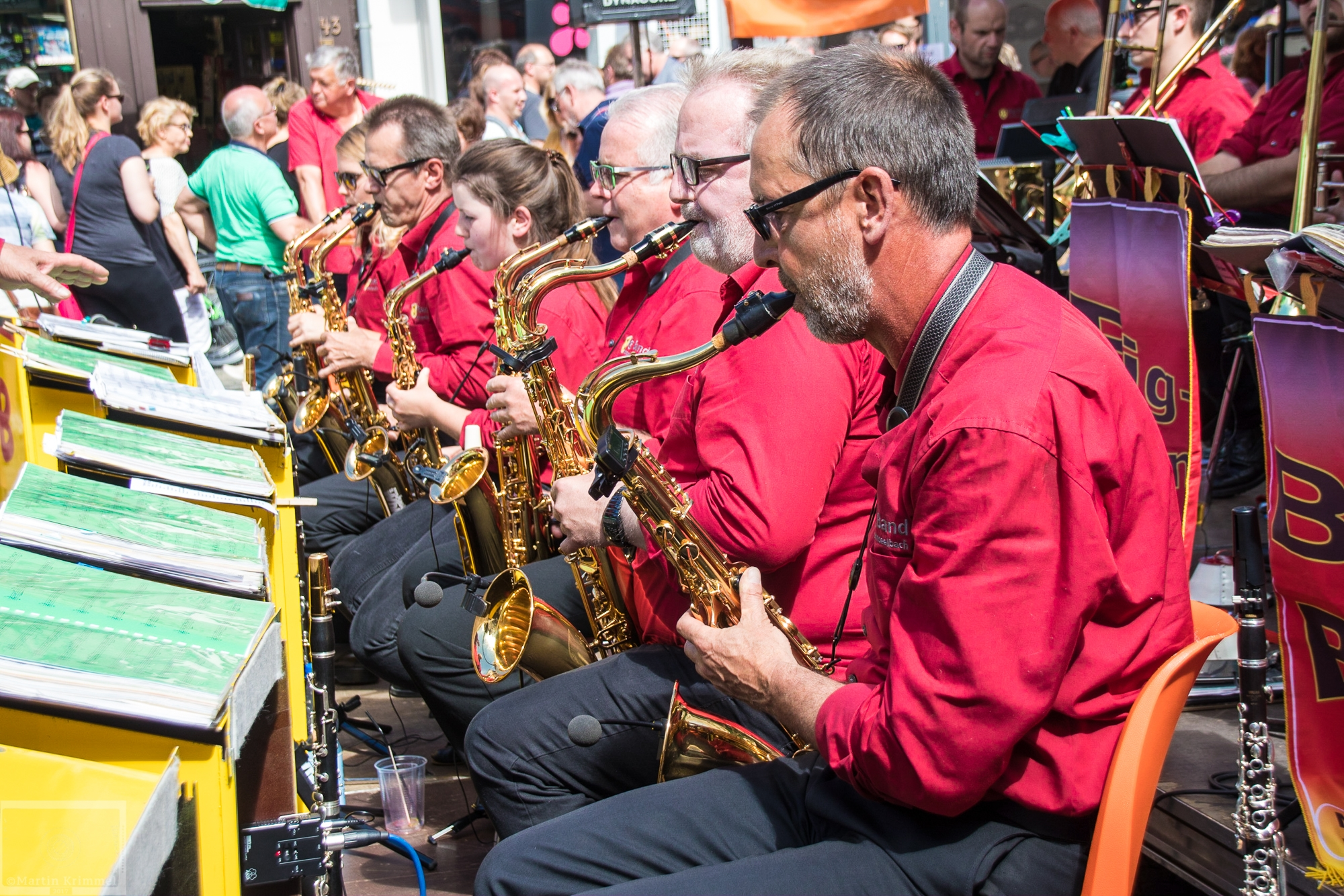Geben auf dem Marktplatz eine Kostprobe ihres Könnens: die Aktiven des Musikvereins Herborn-Seelbach. Foto: Martin Krimmel