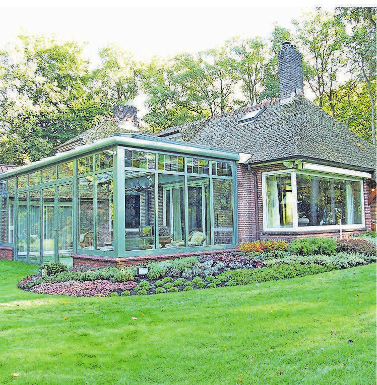 Blick in Garten und Natur: Das bietet ein Wintergarten. FOTO: PILKINGTON DEUTSCHLAND AG