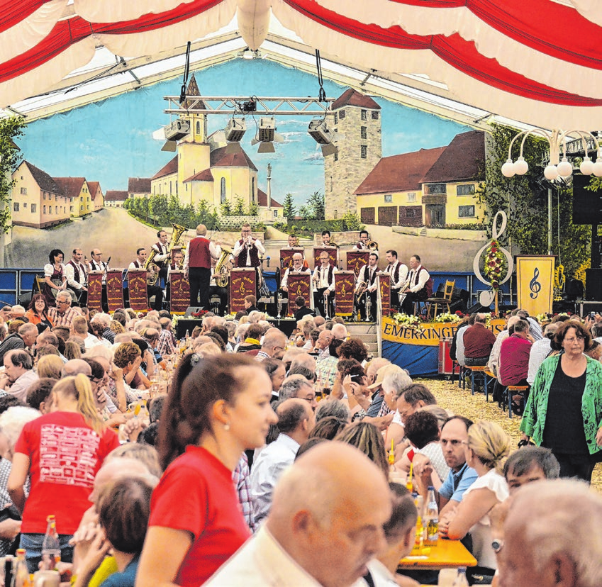 Die beschwingte Atmosphäre im Festzelt und das bunte Programm ziehen jedes Jahr mehrere Tausend Gäste an.