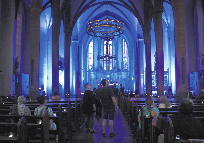 Die Katholische Kirche als Ort der Stille, ebenfalls in Blau gehüllt. Foto: Jens Dörr
