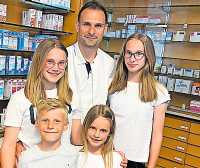 Helfen gerne auch mal mit: Ava, Lasse, Mia und Lotte (von links) mit ihrem Vater, Apotheker Björn Göddel, in der Tiger-Apotheke in Herschweiler-Pettersheim. FOTO: CAHN