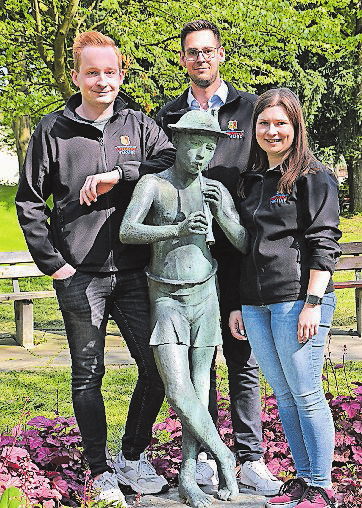 Den Flötenspieler haben sie in ihre Mitte genommen: (v.li.) Marvin Klöcker, Christian Göbbels und Lisa Stadinger. FOTO: MICHAELA LEISTER