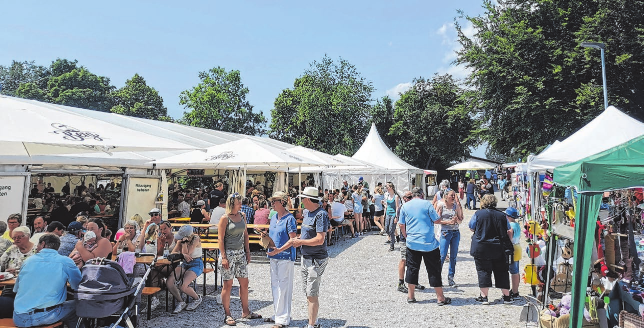 Zieht immer eine Menge Besucher an: der Kunsthandwerkermarkt am Sonntag auf dem Festgelände.