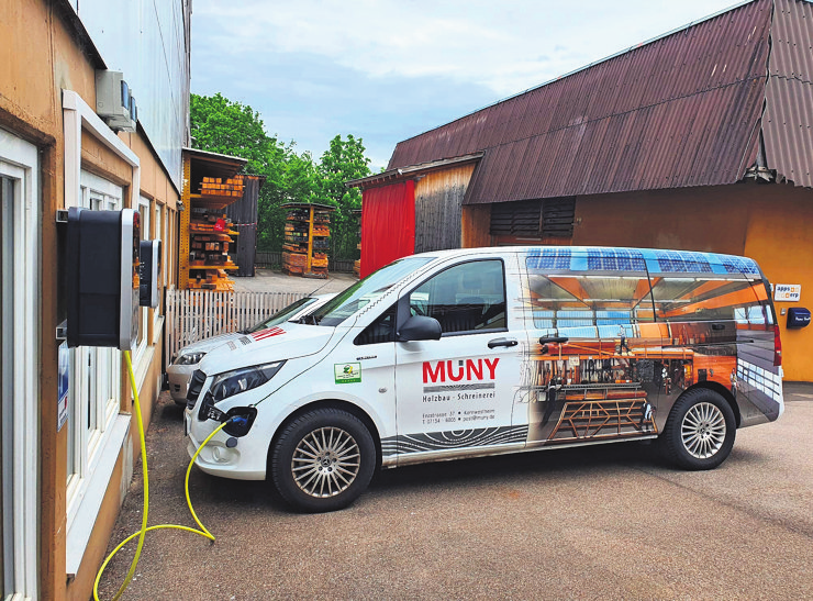 Mit dem Strom von der Fotovoltaikanlage wird die E-Flott des Unternehmens getankt. Foto: Muny GmbH
