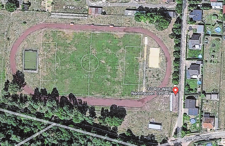 Eine im Internet verfügbare Satellitenaufnahme vom Fontane-Sportplatz. Hier steigt am Samstag, 17. Juni 2023, die 33-Jahr-Feier des FC-Rot-Weiß Nennhausen 1990 e.V. GOOGLE.COM/MAPS