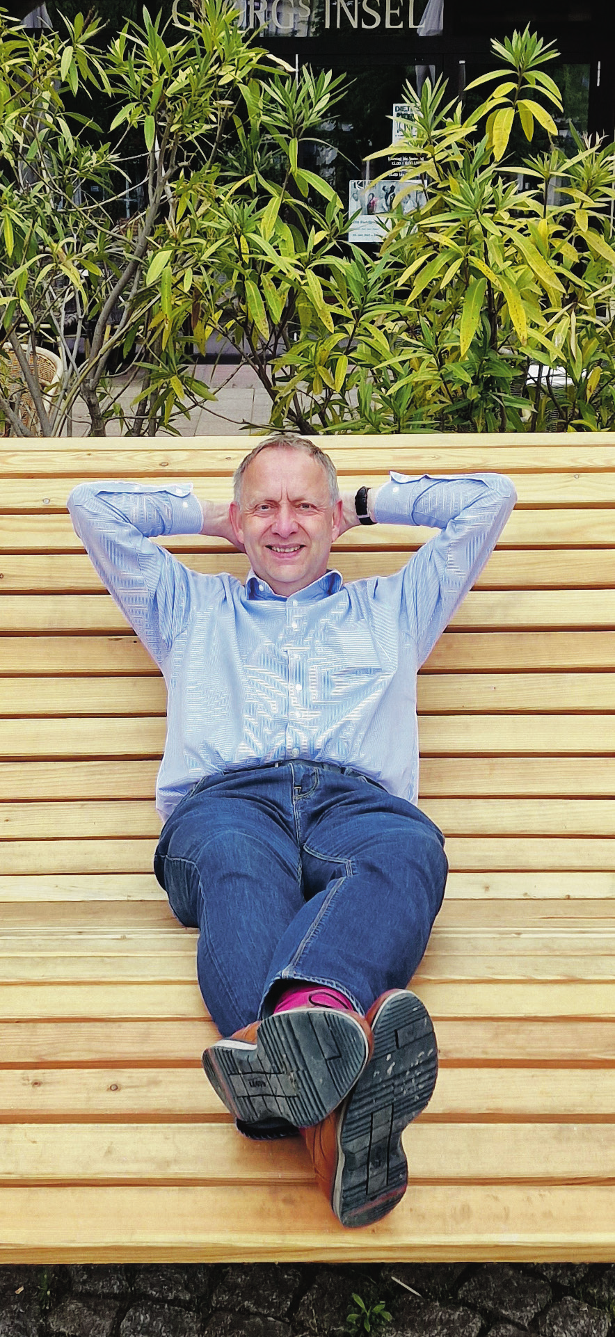 Bürgermeister Klaus Saemann zeigt sich ganz entspannt auf den robusten Holzmöbeln. Foto: Stadt Peine