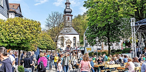 Der Markt Wirsberg lädt zur Johanniskirchweih und zu den beiden Festjubiläen auf dem Wirsberger Marktplatz herzlichst ein. FOTO: PR