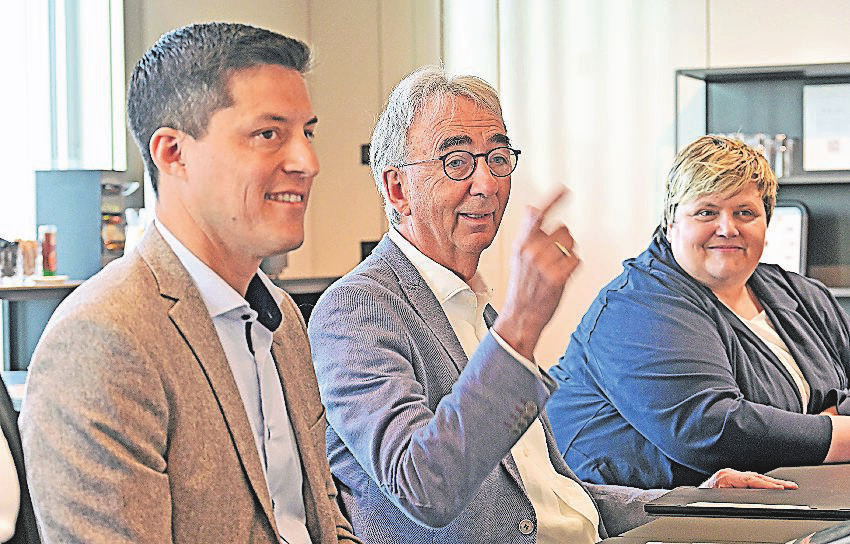 Heizungsfachmann Peter Küpper berichtet von der gestiegenen Nachfrage nach Öl- und Gasheizungen, Carlos Pancho (Knauber Unternehmensgruppe) und Michaela Gassen (General-Anzeiger) hören gespannt zu. FOTO: AXEL VOGEL