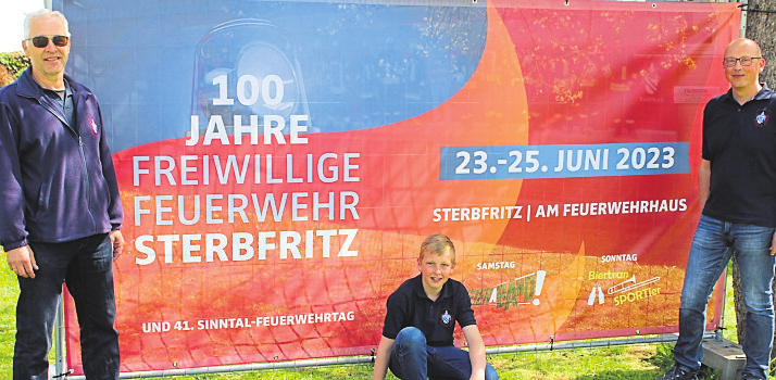 Das Banner zum Jubiläum mit dem Vorsitzenden Andreas Maienschein (rechts) und Stellvertreter Gert Müller.