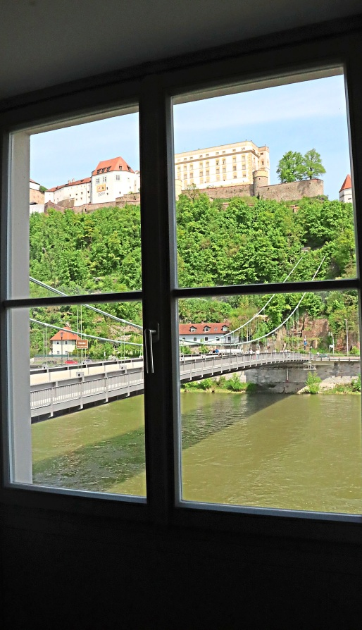 Dieser traumhafte Blick auf die Donau, die Hängebrücke sowie Ober- und Niederhaus lässt sich von den nach Norden hin ausgerichteten Wohnungen genießen.