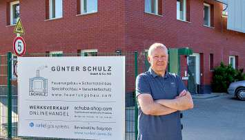 Geschäftsführer Holger Schulz steht am Firmentor. Die Günter Schulz GmbH Balgstädt erhält den Preis „Unternehmen des Jahres 2022“.