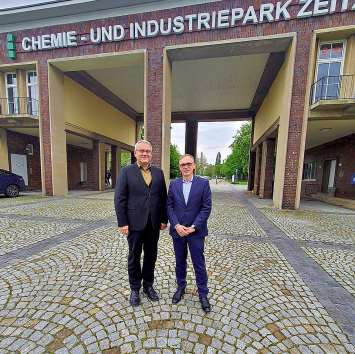 Götz Ulrich (links) verabschiedet sich von Arvid Friebe, der lange der Geschäftsführer der Indra-Zeitz war. FOTO: MARIE-LUISE LUTHER