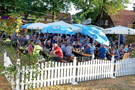 Gemütliche Biergarten-Atmosphäre beim Brunnenfest in Lindau. 