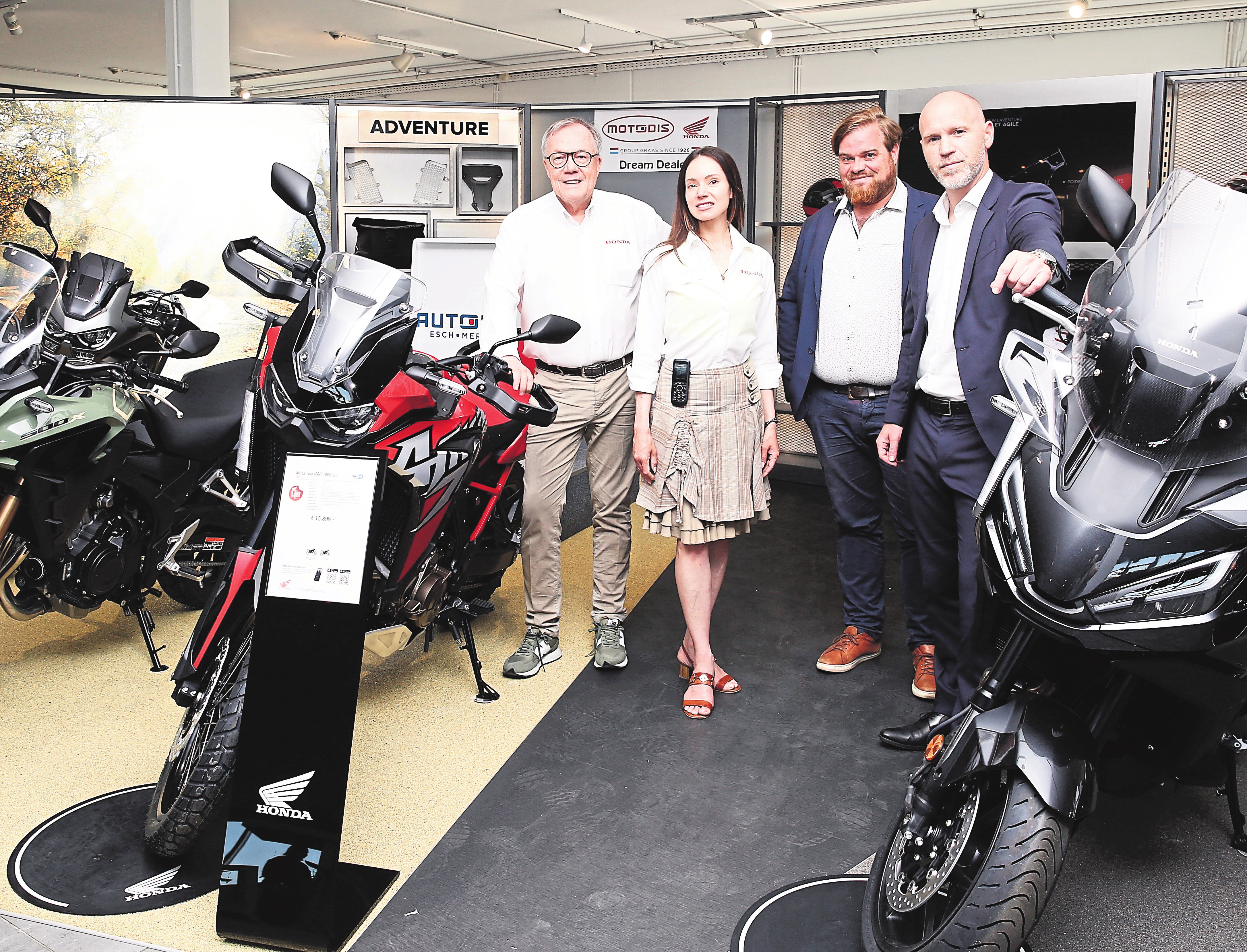 De gauche à droite: Marc Graas, son épouse Alicia, Vincent Moreau et Vincent Verhulsel pour Honda Belgique dans la salle d'exposition Adventure.