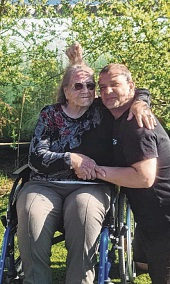 Thomas Leubert und seine Oma.