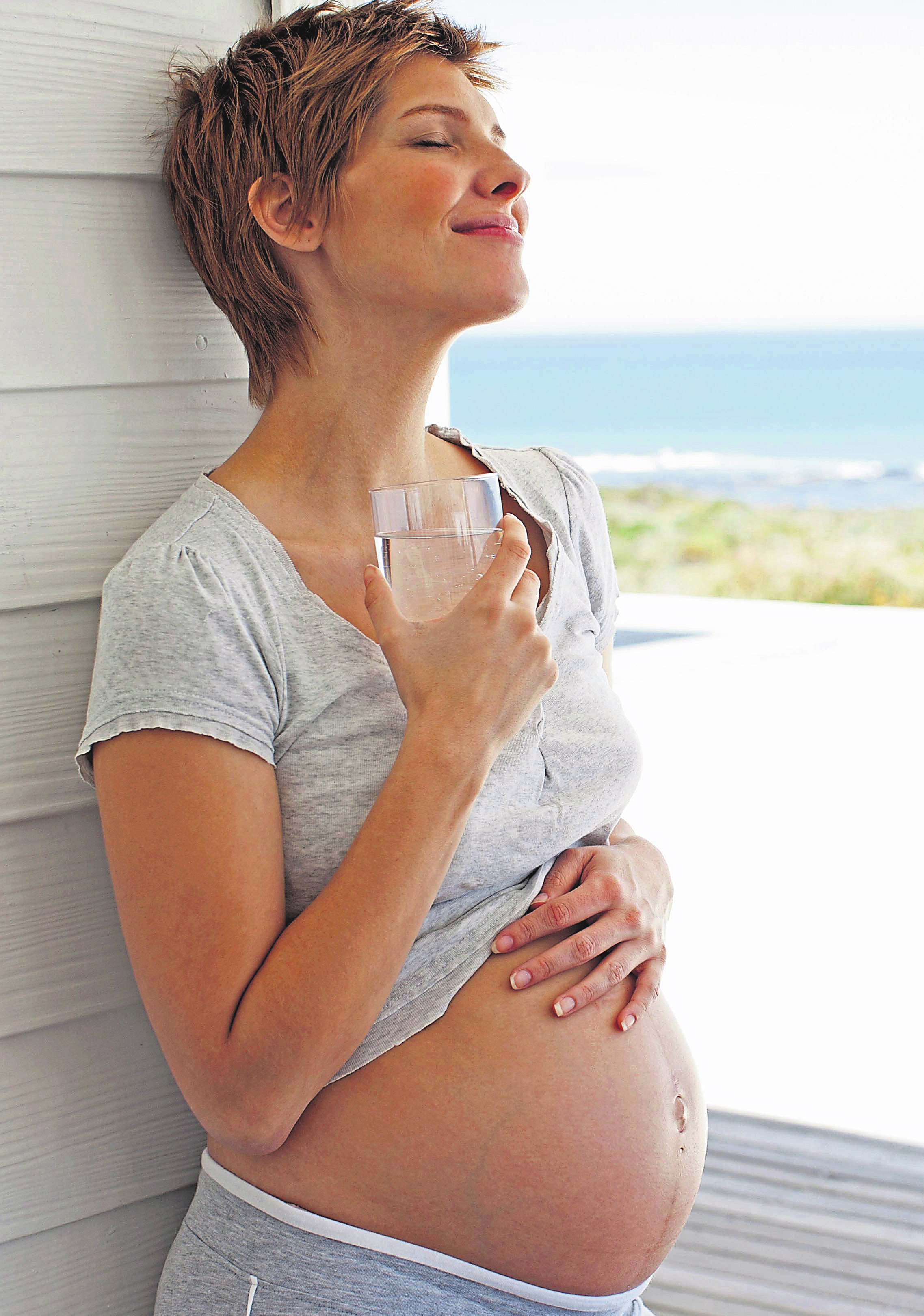 Schwangere und Stillende benötigen mehr Flüssigkeit. Foto: djd