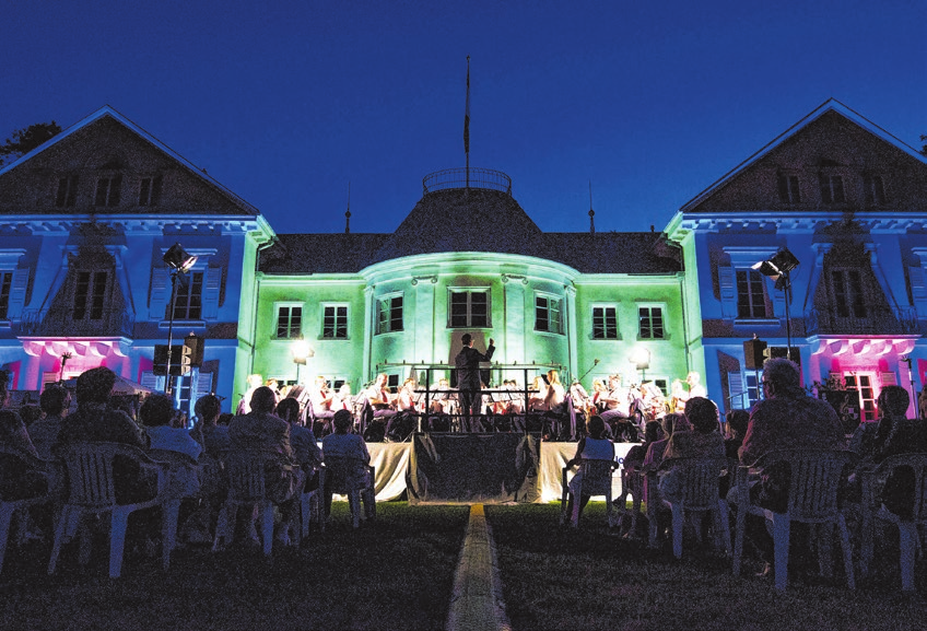 Prächtig illuminiert: die Villa Eugenia im Hechinger Fürstengarten.