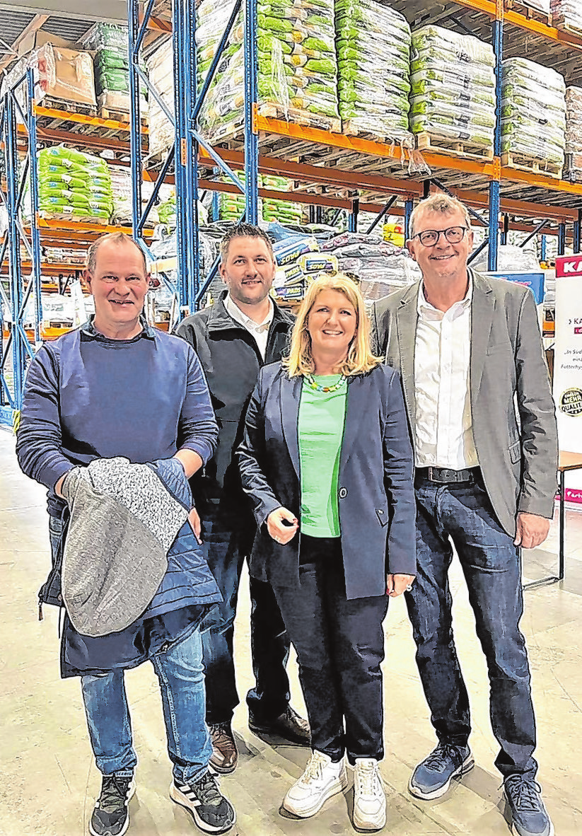 Das Eröffnungsfest fand im Mai statt: v. I. n. r.: Bernd Kreß, Philipp Ehrmann (Außendienstmitarbeiter von RLH), Bürgermeisterin Dr. Birgit Kreß und Geschäftsführer Peter May. Foto: RLH Agrar GmbH