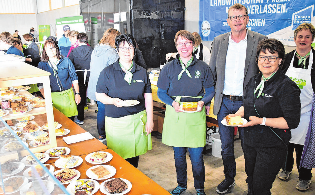 Auch die Landfrauen und Kreisbäuerin Renate Ixmeier (r.) kamen zum Gratulieren und sorgten bei der Eröffnung mit selbstgebackenen Kuchen und Kaffee für eine gute Atmosphäre.