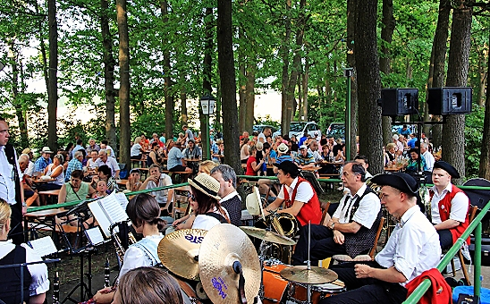 Der Schützenplatz am Wolfsanger erfreut sich großer Beliebtheit. Auch die Musikvereinigung Ebensfeld wird die Gäste wieder mit Blasmusik unterhalten. FOTO: ANDREAS WELZ/ARCHIV