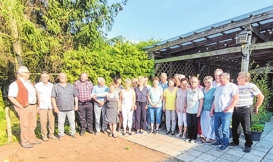 Aufstellung fürs Erinnerungsfoto: die Teilnehmer des Goldenen Klassentreffens in Schulzendorf Foto: Ilona Loose