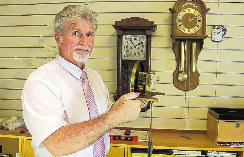 Die Restauration von alten Uhren gehört ebenfalls zum breiten Angebot von Habbo Visser.