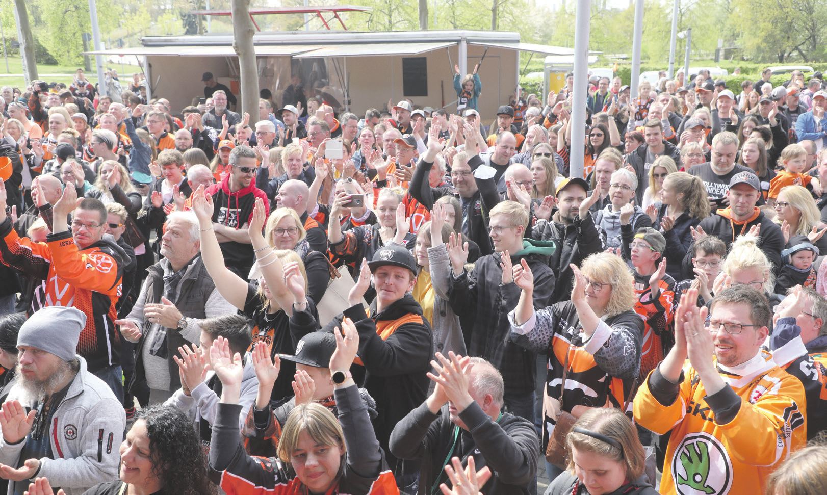 Saisonabschlussfest der Grizzlys Wolfsburg mit Hunderten von Fans. Foto: Britta Schulze