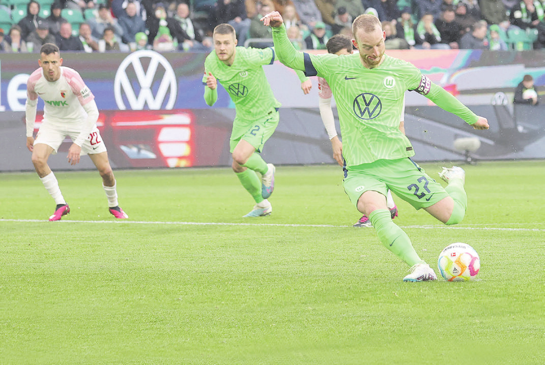 Maximilian Arnold vom VfL Wolfsburg beim Ausführen des Elfmeters gegen den FC Augsburg. Foto: imago/WAZ-Archiv