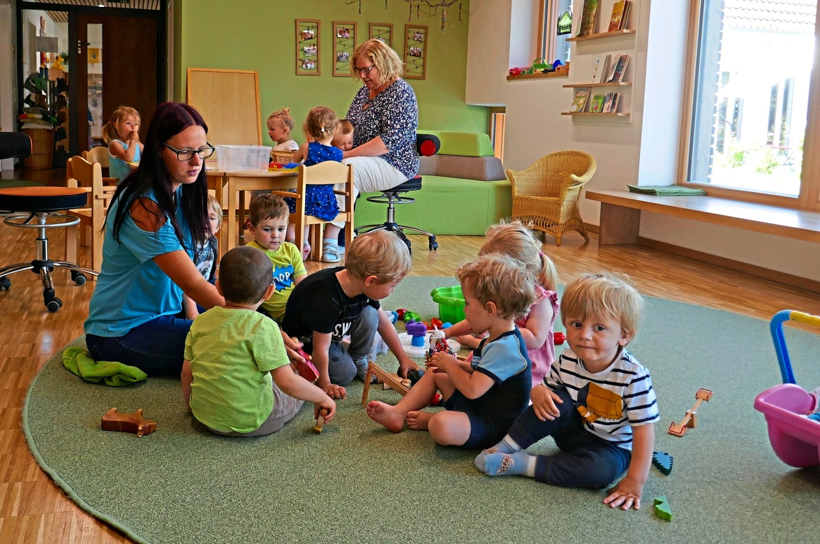 Die 13 Krippenkinder mit ihren beiden Betreuerinnen fühlen sich in der großzügig neu gebauten Kinderkrippe pudelwohl. 