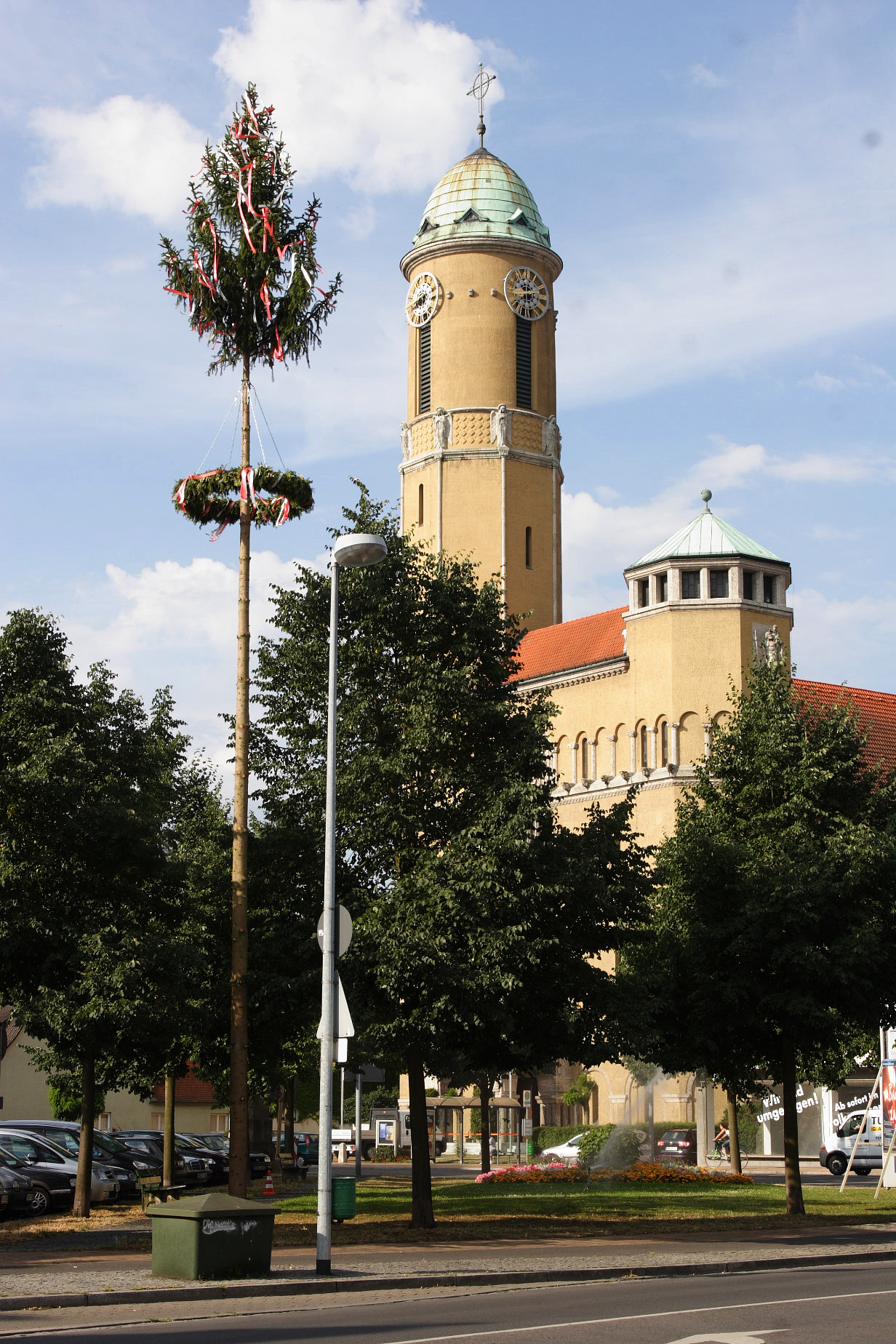 Der Kirchweihbaumun - übersehbar für Fußgänger und Autofahrer. FOTOS: ARCHIV / RUDOLF MADER