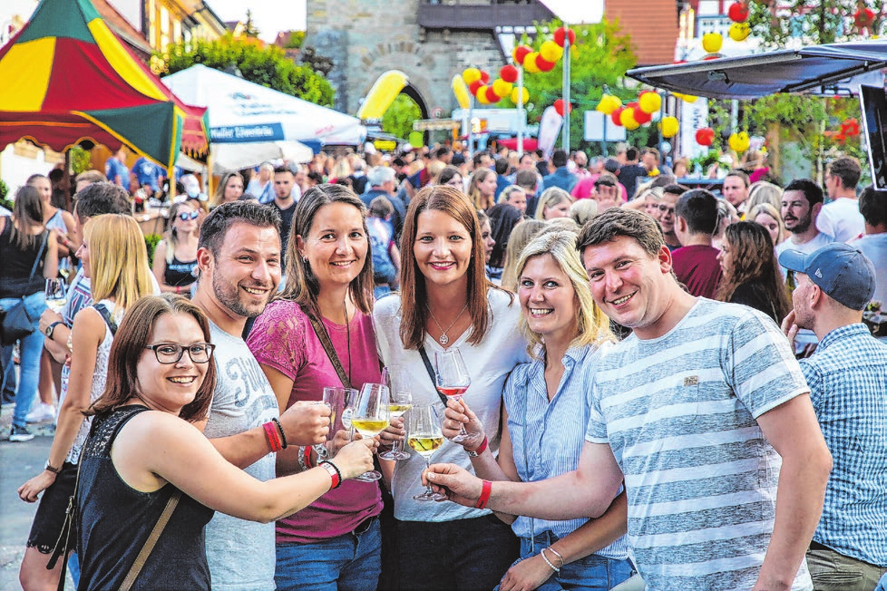 Das Fest bietet beste Gelegenheit, Freunde und Bekannte wiederzutreffen und schöne Stunden miteinander zu verbringen.