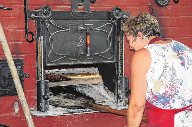 Das von Seißener Frauen frisch im Ofen Gebackene findet reißenden Absatz. FOTO: MUSIKVEREIN SEISSEN