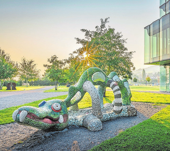 Einblick in den Skulpturengarten mit Kunst von Niki de Saint Phalle. Bilder: Thomas Staub; Pro Litteris
