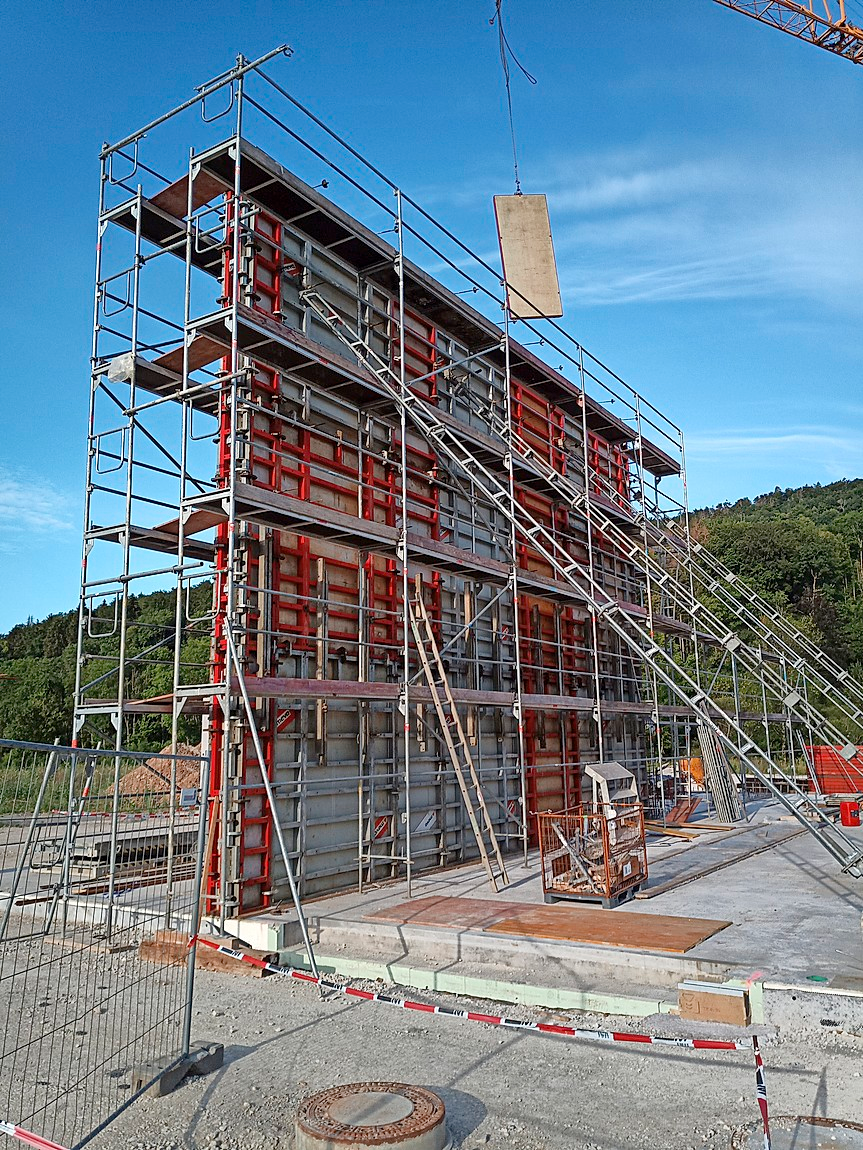 Zehn Meter hoch steht die Betonwand einer zukünftigen Industriehalle. Foto: GATTI BAU