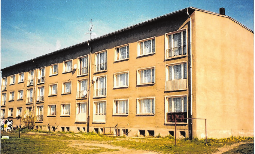 Blick in die Neubaustraße 1-3 in Kleßen (Amt Rhinow): Links eine Aufnahme aus dem Jahr 1996, rechts ein aktuelles Foto.