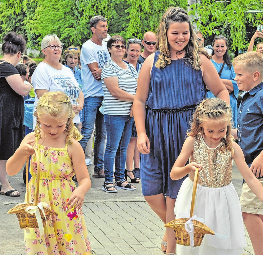 Blumen auf den Weg gestreut: Die Blumenkinder Emma und Haylie hatten den Weg der Prinzessin des Jahres 2022 mit bunten Blüten geschmückt. Foto: Cornelia Link-Adam