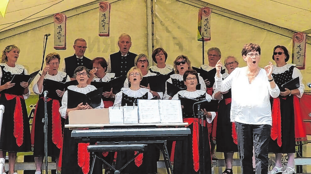 Dieser Chor gehört seit Jahrzehnten zu Manschnow und zum Blumenfest dazu: der Oderbruchchor, hier eine Archivaufnahme mit Sängerinnen und Sängern aus dem Jahr 2019. Auch beim nun bevorstehenden 34. Blumenfest wird der Chor das Publikum wieder unterhalten. Foto: Cornelia Link-Adam