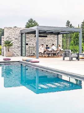 Ganz im Freien, doch vor Wetterunbilden bestens geschützt: Pavillon am Pool. FOTO: SOLARLUX GMBH/FREI