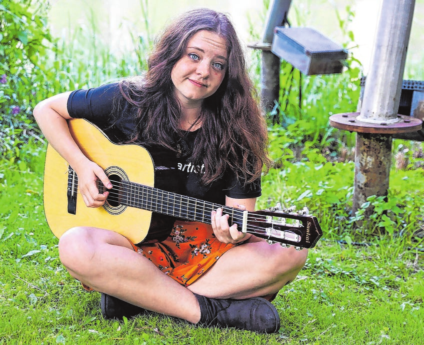 Julia Horn aus Rathenow spielt Gitarre und Ukulele.