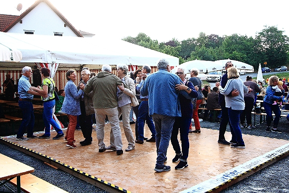 Beim Dorffest wird natürlich auch das Tanzbein geschwungen.